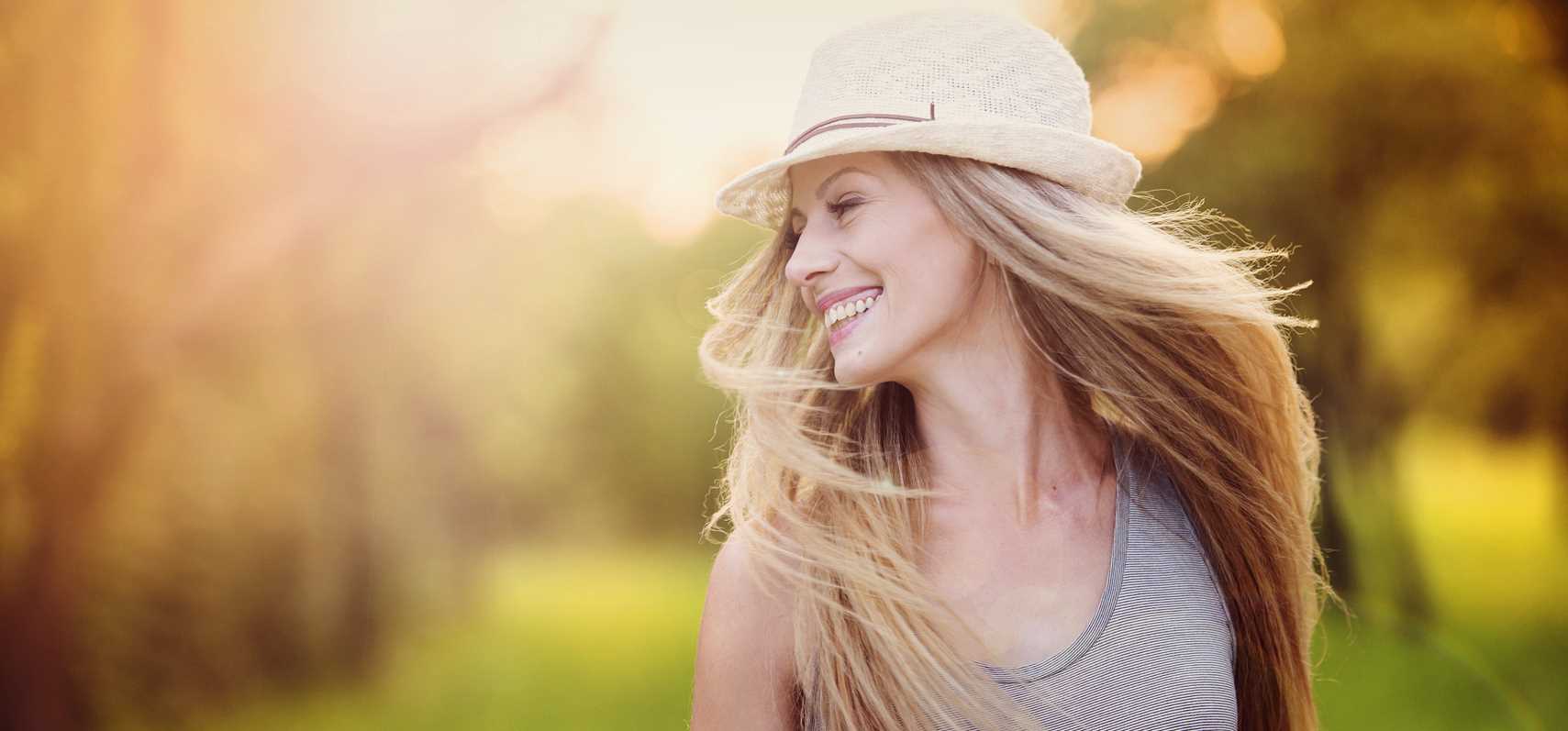 spring woman smiling with hat